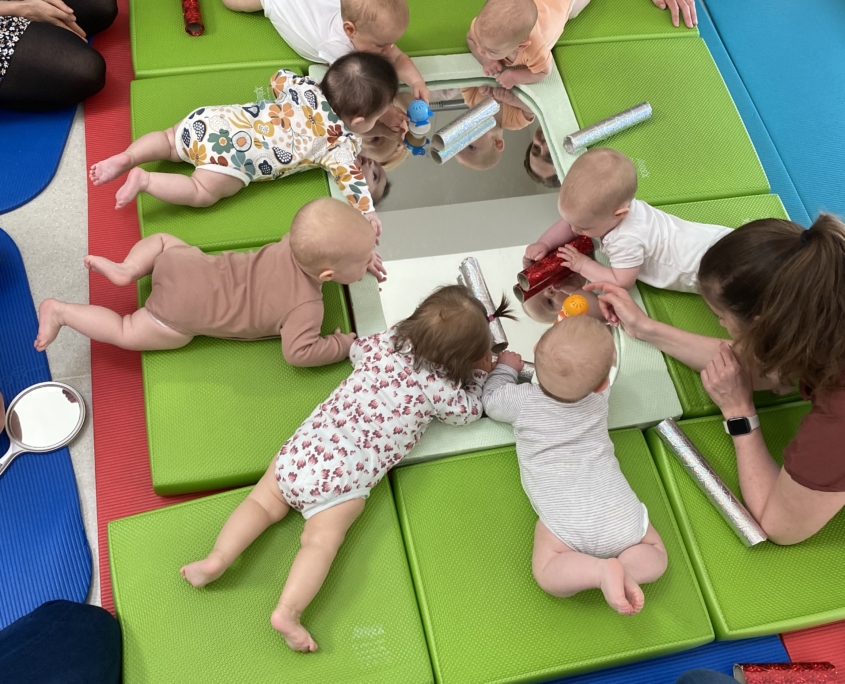 Windelstube - Babys beim gemeinsamen Beschäftigen Windelstube - Babys beim gemeinsamen Beschäftigen