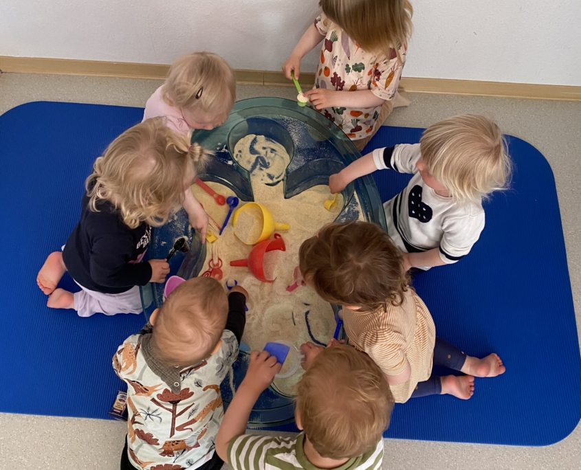 Kleinkinder beim Spiel im Sand - Windelstube Kleinkinder beim Spiel im Sand - Windelstube